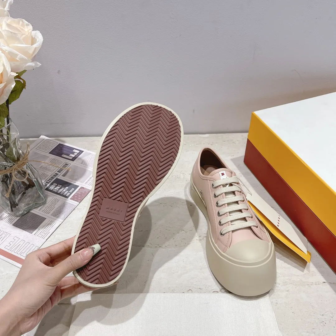 👟👟Ex-factory price 480👟👟Marni classic Mona fat-toe thick-soled shoes [Rose] Latest colorful double-cover packaging [Rose] Mainly recommended single product Cute and cute one, cute and fashionable taste, very good-looking on the feet ❗ Tired of regular white shoes, a pair of these thick-soled big-toe shoes can satisfy daily wear and full of street style. ————————- Upper: cowhide lining: crystal sheepskin. Outsole: The correct version of the outsole! The color is beige, not completely white. The bottom is 5cm thick. Number of yards: 35-39 (34.40 yards are custom-made and cannot be returned or exchanged)